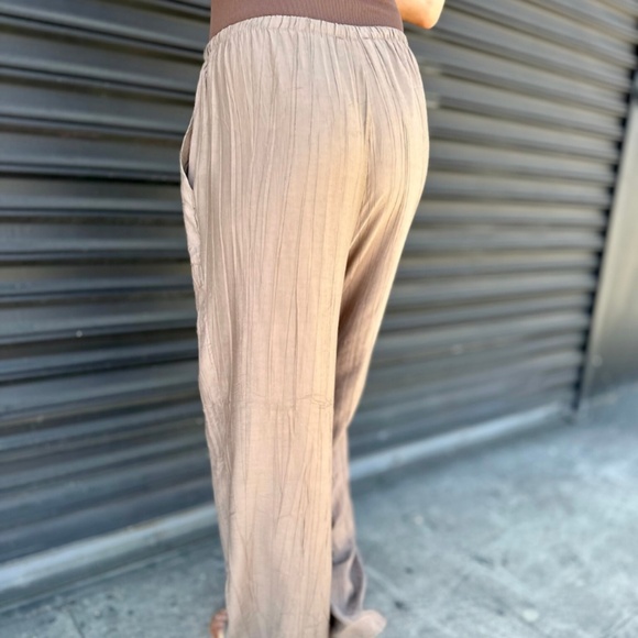 Light Cocoa Stretch Waist Linen Blend Crinkled Wide Leg Pant with Pockets - Picture 4 of 4